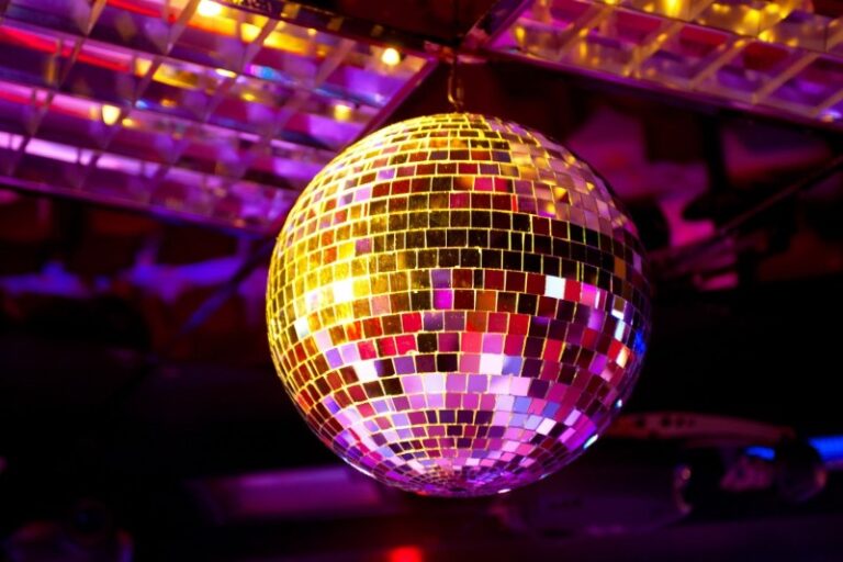 Las bolas de discoteca: un elemento icónico para fiestas y eventos
