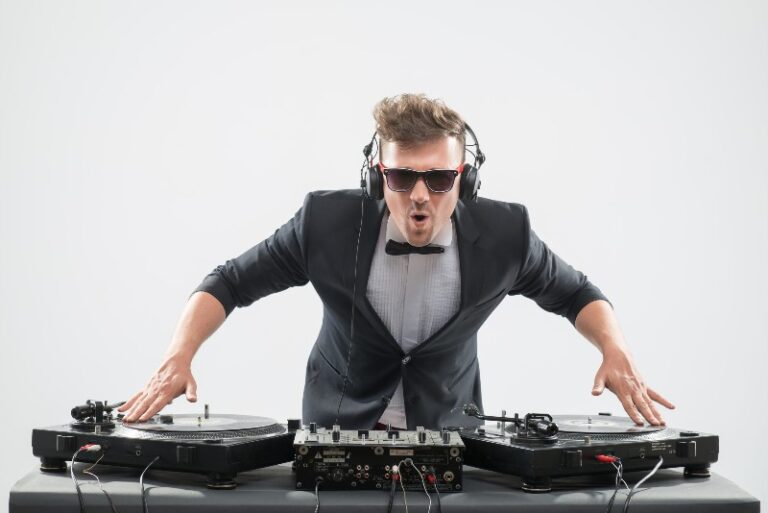 Cómo Convertirte en un DJ Profesional: Una Guía Exhaustiva