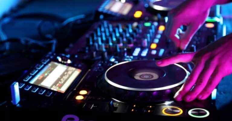 Contratar un DJ para Fiesta Barato: Guía Práctica para un Evento Exitoso