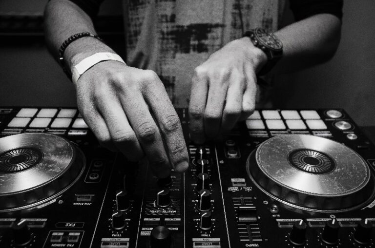 Set de DJ para Principiantes y Profesionales: Guía Definitiva