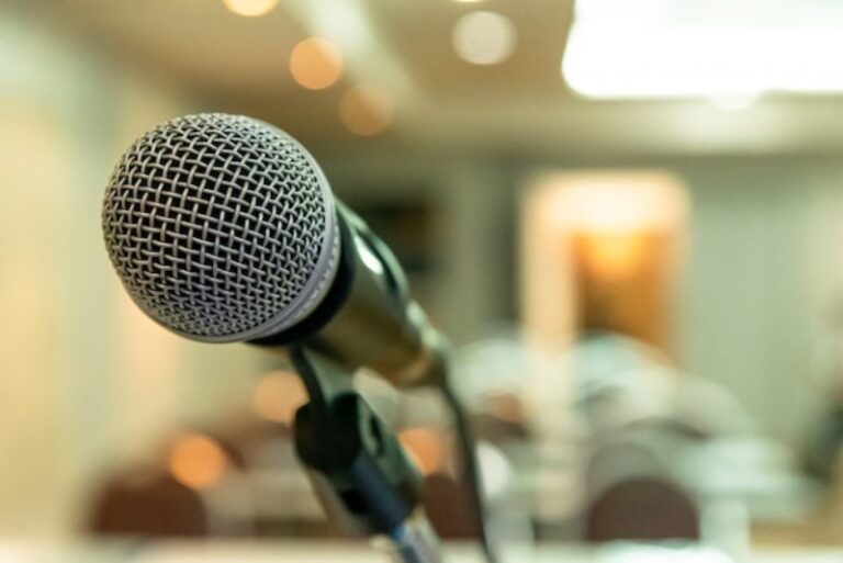 Micrófonos de Conferencia: Mejora tus Eventos y Reuniones