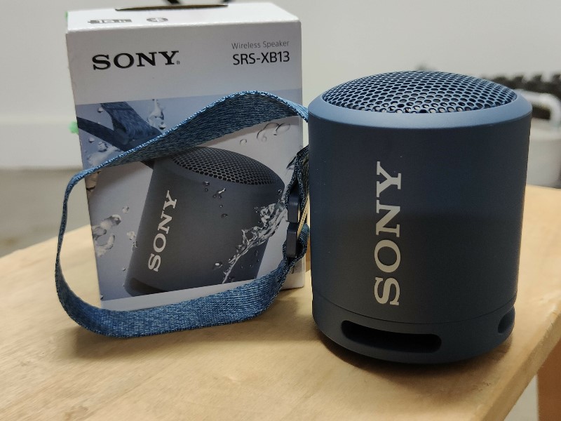 Sony SRS-XB13: Sonido Extra Bass, Diseño Portátil y Resistente
