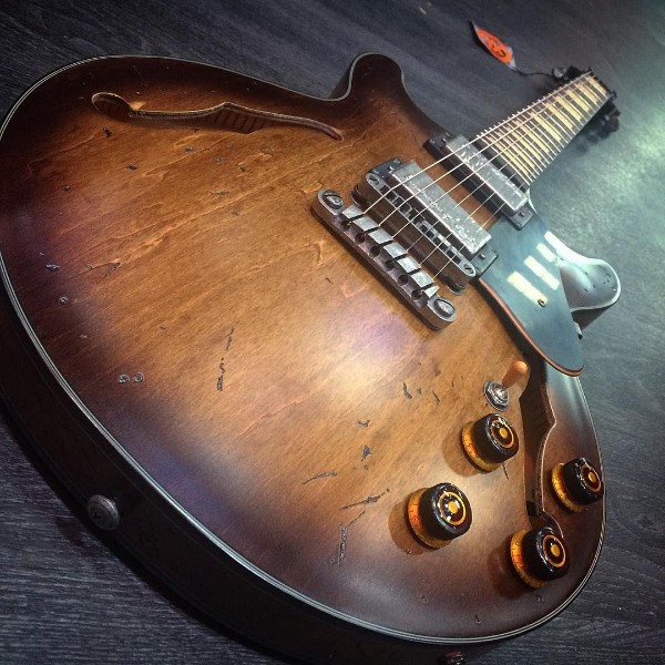 Review AMV10A: Ibanez AMV10A: ¡Una guitarra vintage con un sonido espectacular!